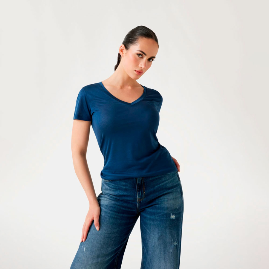 t-shirt-mit-v-ausschnitt t-shirt-mit-v-ausschnitt