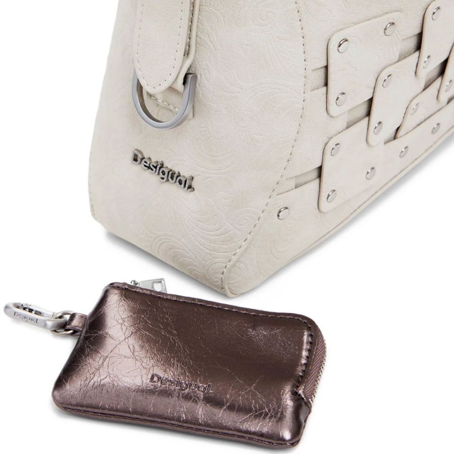 mittelgrosse-handtasche-mit-nietenpatch mittelgrosse-handtasche-mit-nietenpatch