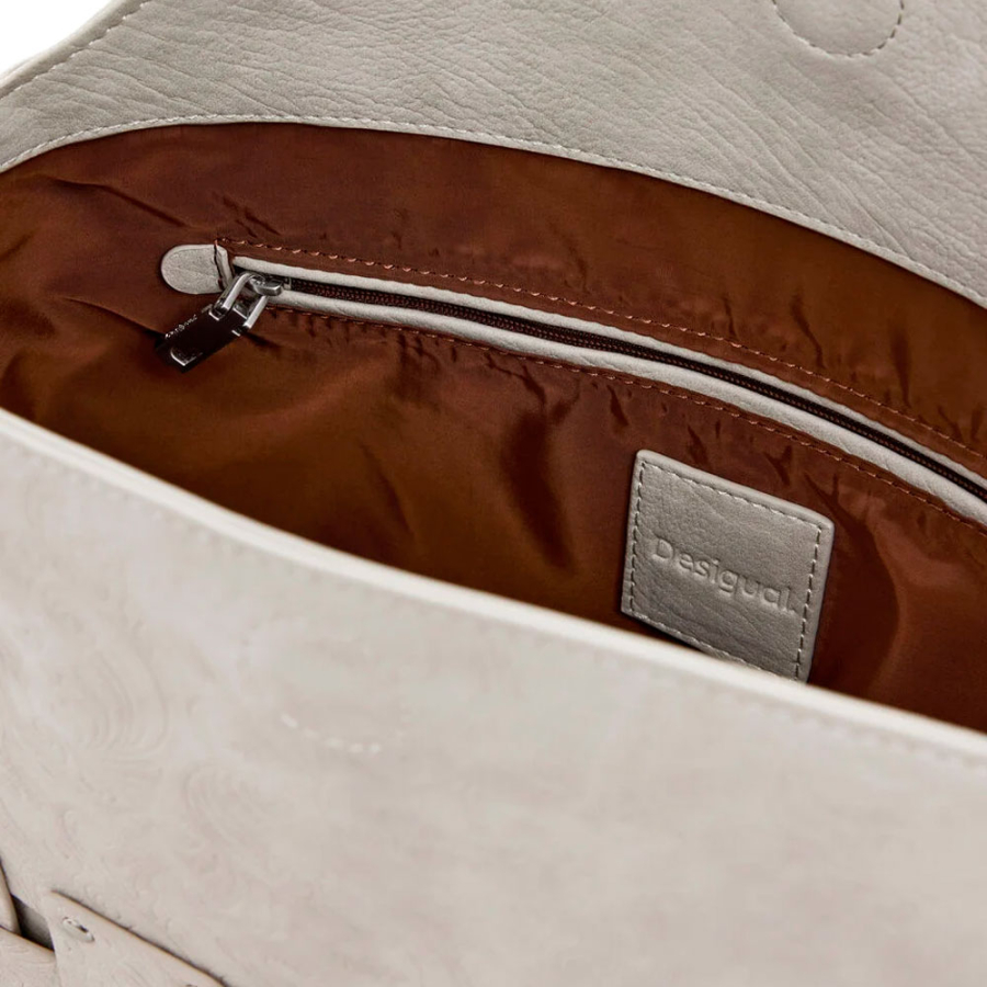 mittelgrosse-handtasche-mit-nietenpatch mittelgrosse-handtasche-mit-nietenpatch
