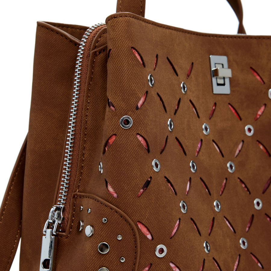 kleiner-rucksack-mit-lochmuster-und-nieten kleiner-rucksack-mit-lochmuster-und-nieten