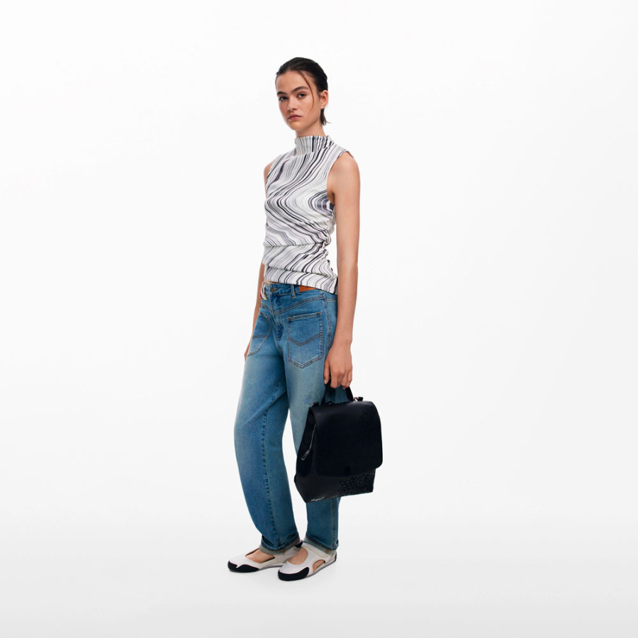 kleiner-rucksack-mit-gravierter-klappe kleiner-rucksack-mit-gravierter-klappe