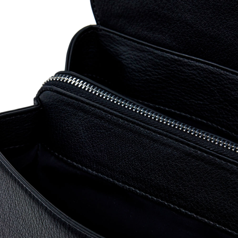 kleiner-rucksack-mit-gravierter-klappe kleiner-rucksack-mit-gravierter-klappe