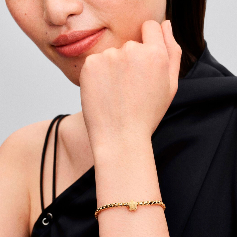 charm-mini-estrella-textura-recubrimiento-en-oro-de-14k-764050c00