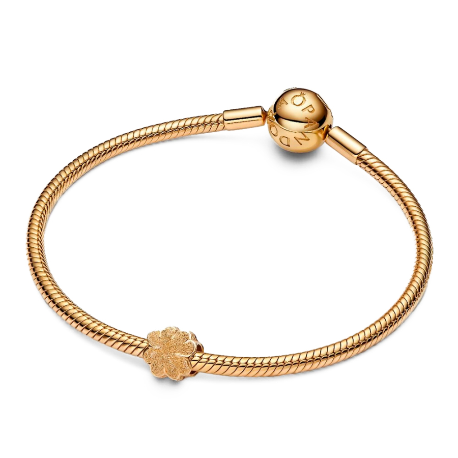 charm-mini-trebol-textura-recubrimiento-en-oro-de-14k-764047c00 charm-mini-trebol-textura-recubrimiento-en-oro-de-14k-764047c00