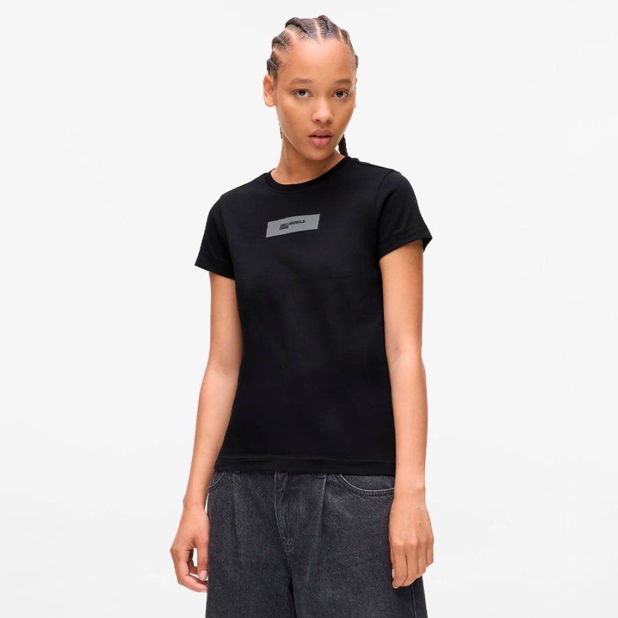 camiseta-com-logotipo-refletivo