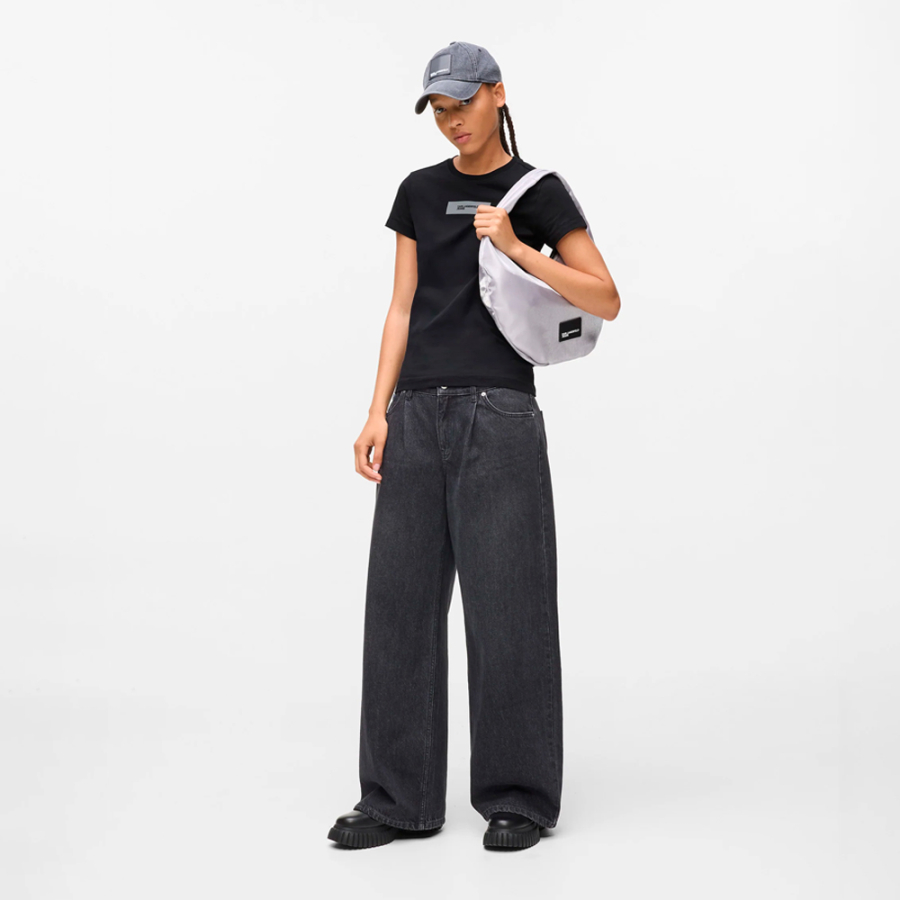camiseta-com-logotipo-refletivo