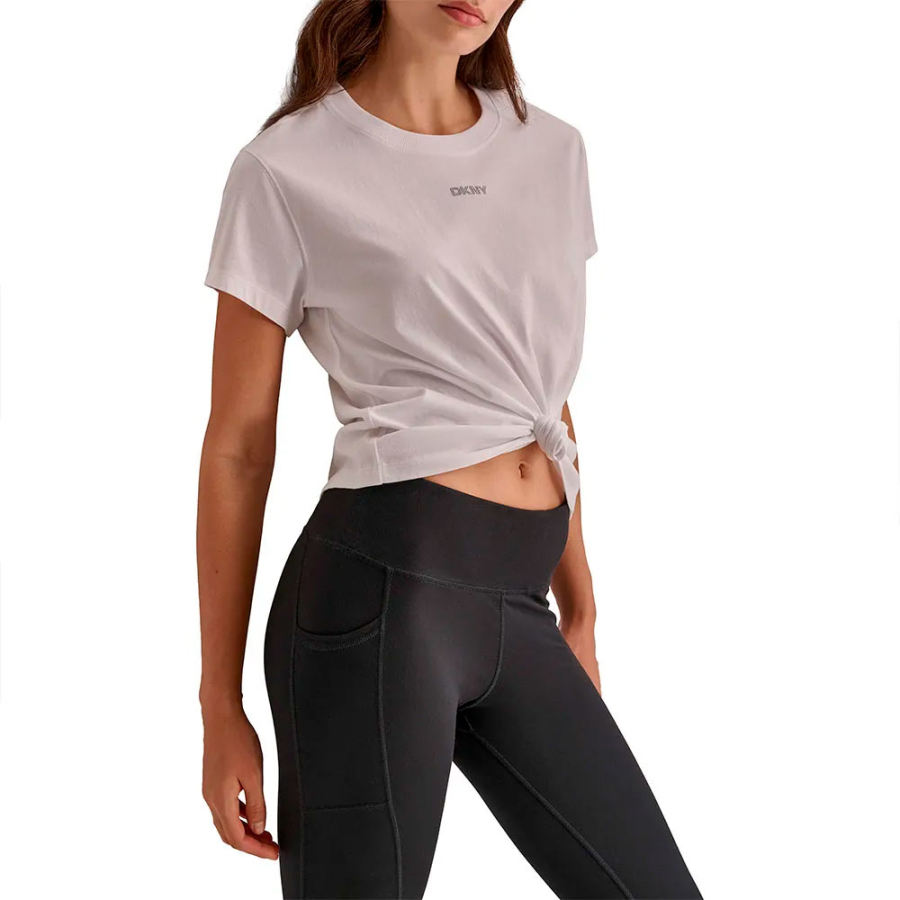 camiseta-de-manga-curta-com-no-frontal-e-mini-logo-de-tachas