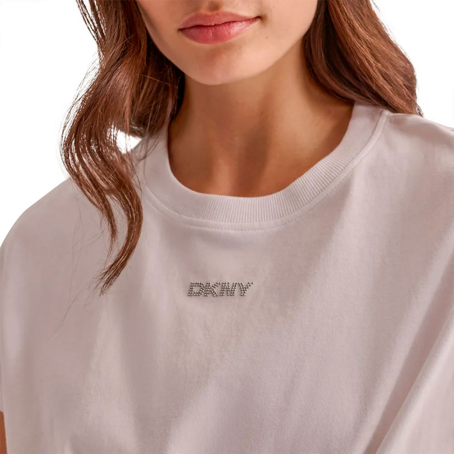 camiseta-de-manga-curta-com-no-frontal-e-mini-logo-de-tachas