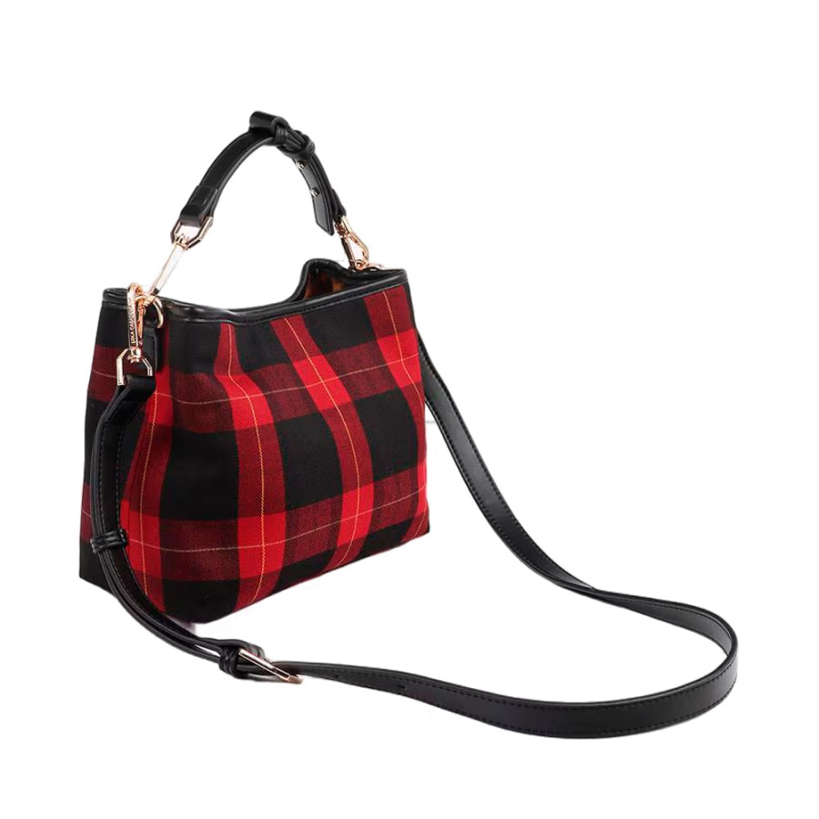 bolsito-tejido-cuadros-parche-escudo bolsito-tejido-cuadros-parche-escudo