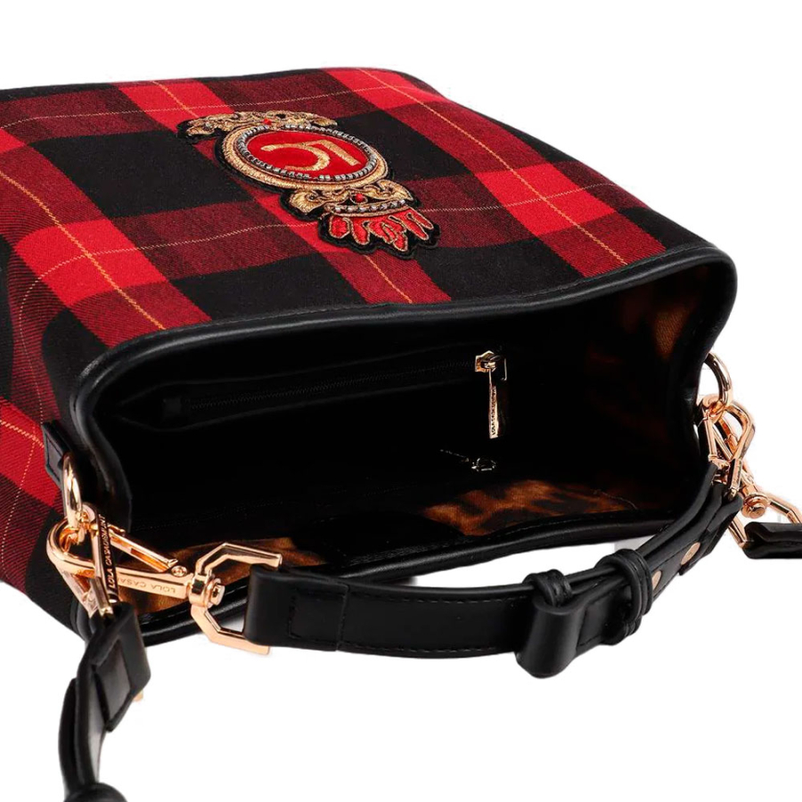 borsa-a-quadri-intrecciata-con-toppa-a-forma-di-scudo borsa-a-quadri-intrecciata-con-toppa-a-forma-di-scudo