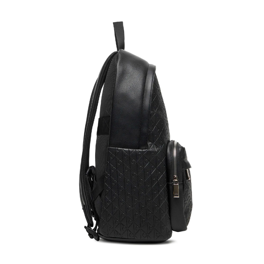 mochila-com-monograma-gravado-em-toda-a-peca mochila-com-monograma-gravado-em-toda-a-peca