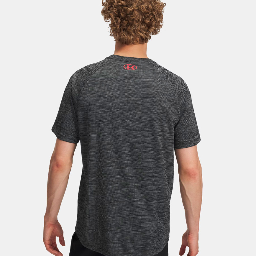 camiseta-de-manga-corta-con-textura-ua-tech