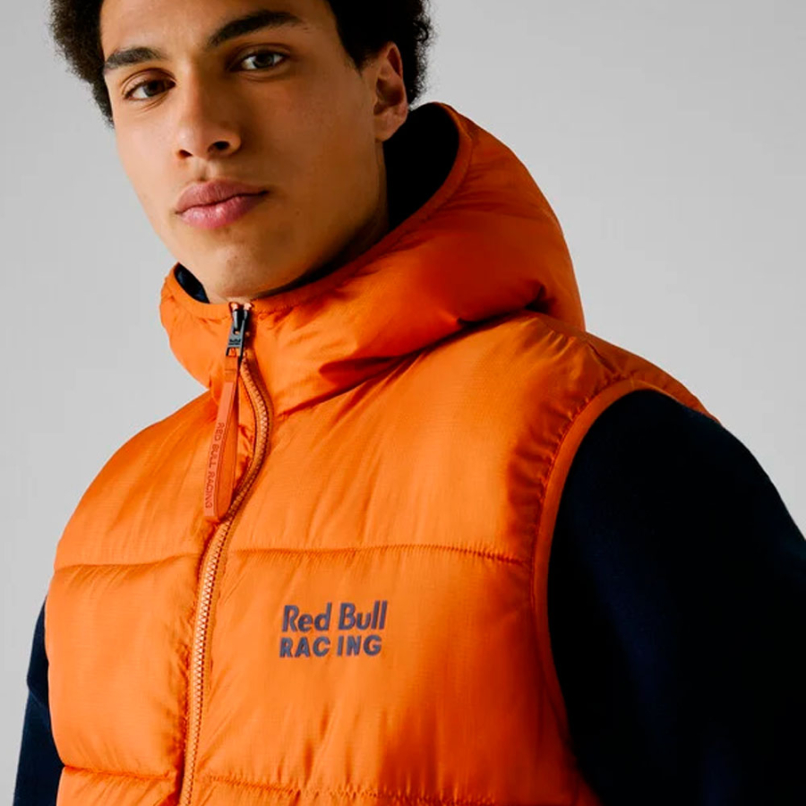 gilet-con-cappuccio-e-logo-stampato