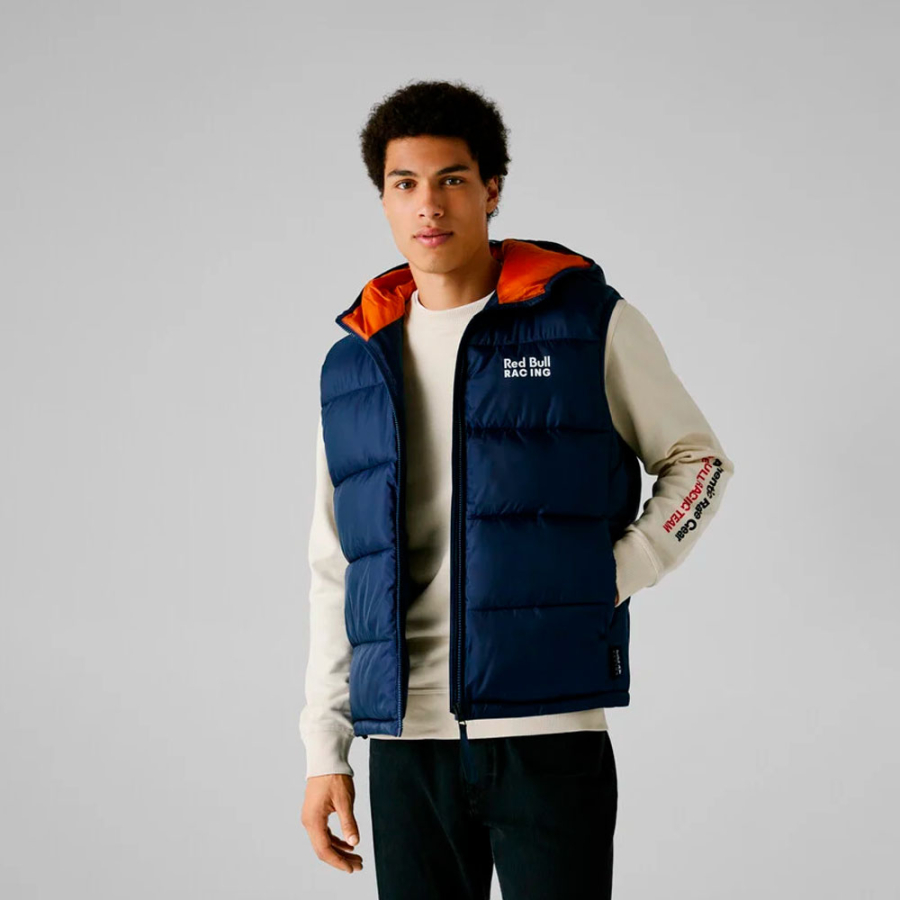 gilet-con-cappuccio-e-logo-stampato