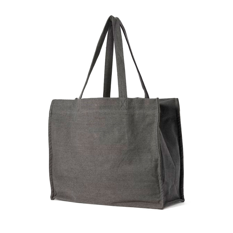 bolsa-de-compras-com-tachas-e-logotipo bolsa-de-compras-com-tachas-e-logotipo