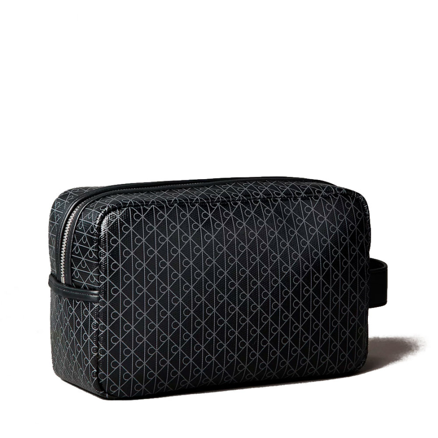 trousse-de-toilette-de-voyage-zippee-avec-logo-monogramme-sur-toute-la-surface trousse-de-toilette-de-voyage-zippee-avec-logo-monogramme-sur-toute-la-surface