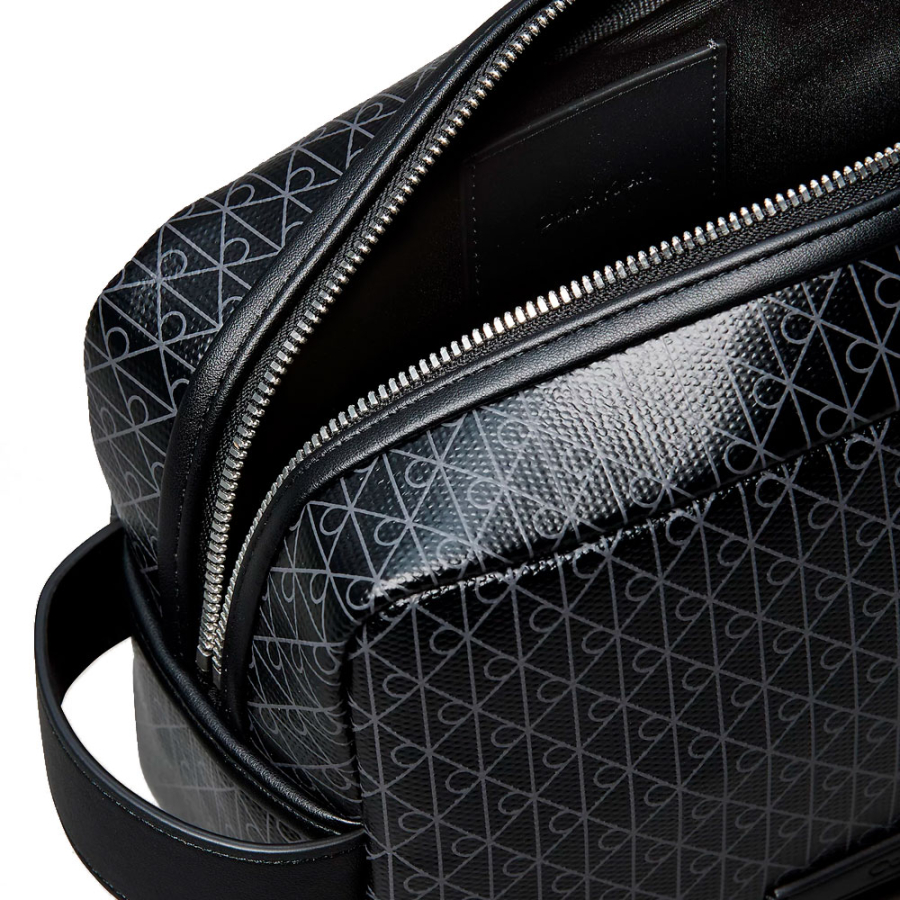 reise-kulturtasche-mit-reissverschluss-und-durchgehendem-monogramm-logo reise-kulturtasche-mit-reissverschluss-und-durchgehendem-monogramm-logo