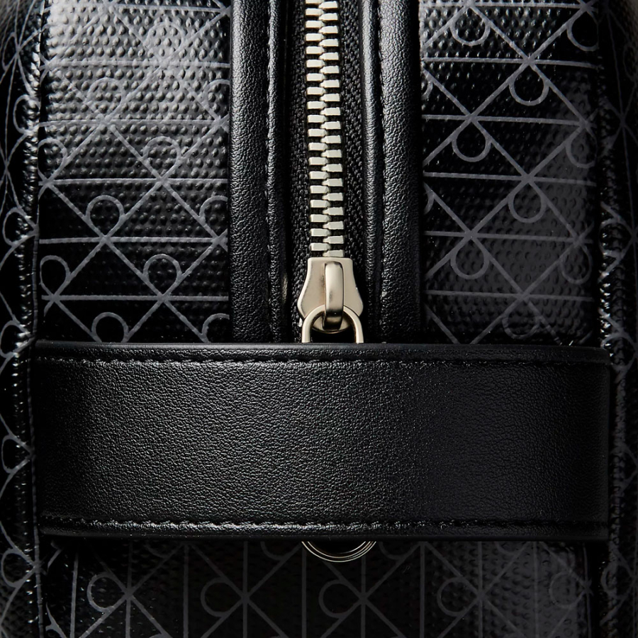 trousse-de-toilette-de-voyage-zippee-avec-logo-monogramme-sur-toute-la-surface trousse-de-toilette-de-voyage-zippee-avec-logo-monogramme-sur-toute-la-surface