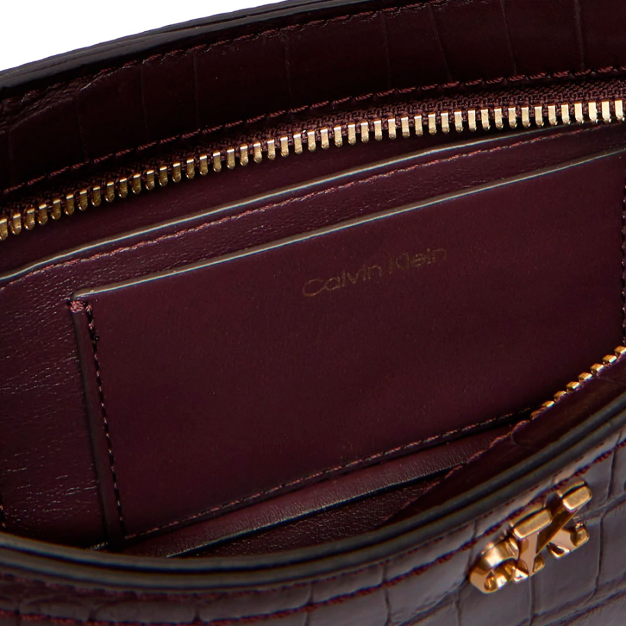 kleine-umhangetasche-mit-kroko-optik