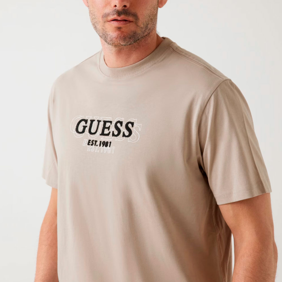 t-shirt-mit-logo-aufschrift