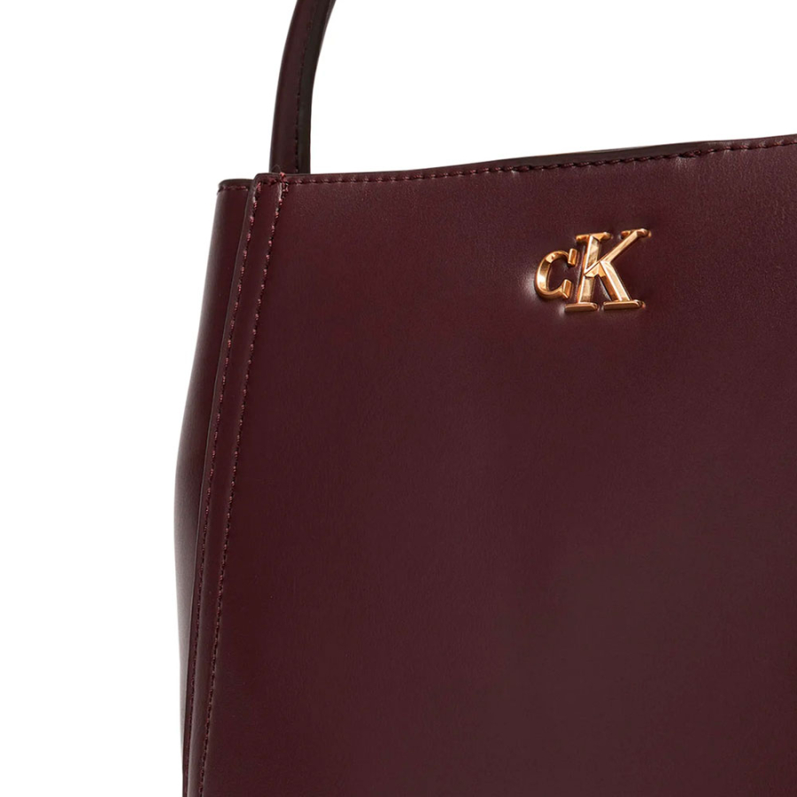bolso-saco-con-logo-monograma-y-herrajes bolso-saco-con-logo-monograma-y-herrajes