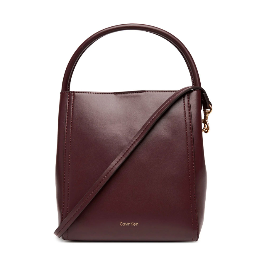 bolso-saco-con-logo-monograma-y-herrajes bolso-saco-con-logo-monograma-y-herrajes