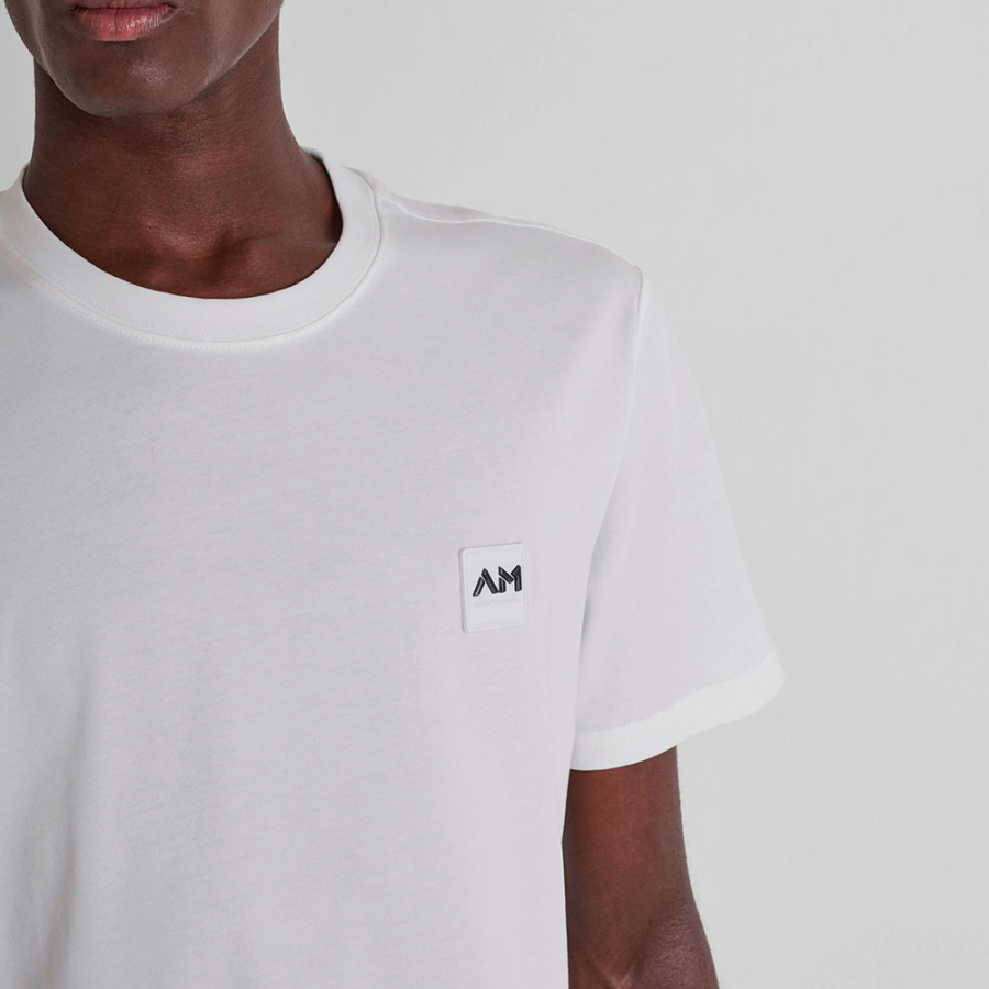 camiseta-com-logo-pequeno-impresso