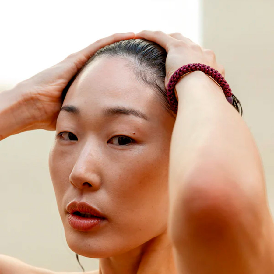 beerenfarbenes-glitzer-haargummi beerenfarbenes-glitzer-haargummi