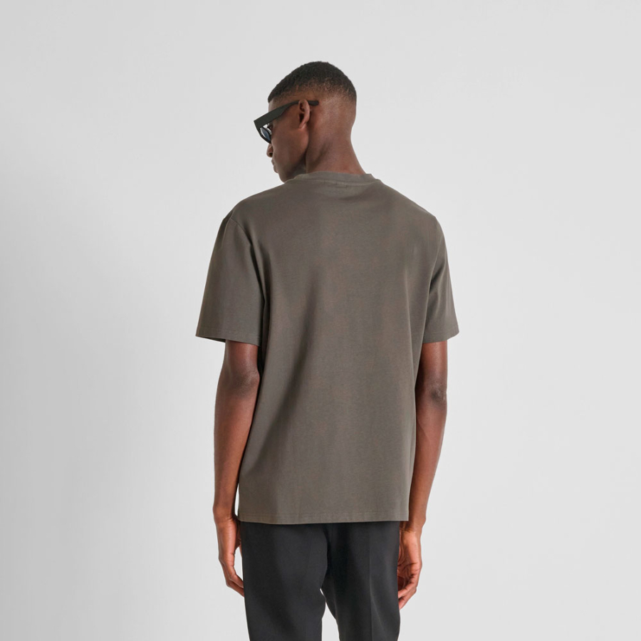 t-shirt-mit-logo-print-in-schwammoptik