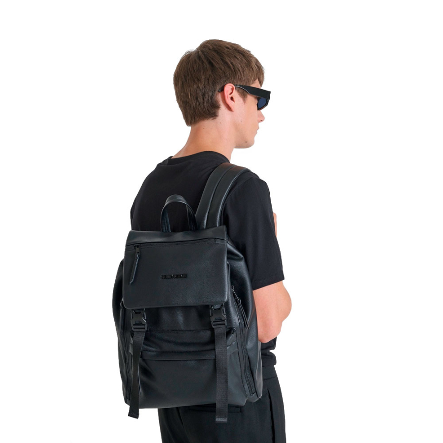 rucksack-aus-bearbeitetem-kunstleder rucksack-aus-bearbeitetem-kunstleder