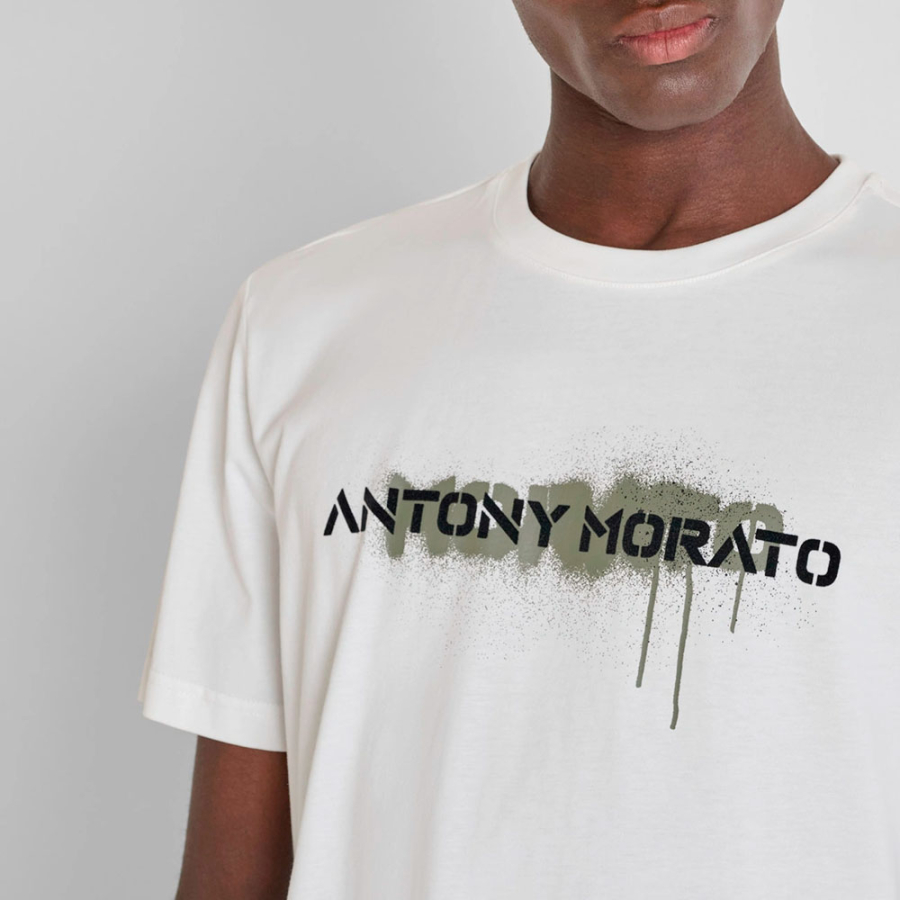 camiseta-con-estampado-de-logo-pintado camiseta-con-estampado-de-logo-pintado