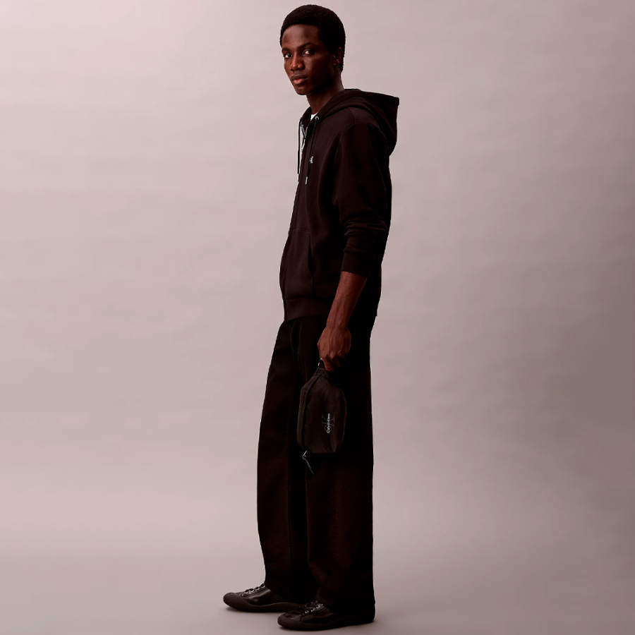 pochete-de-nylon-com-logotipo-monograma