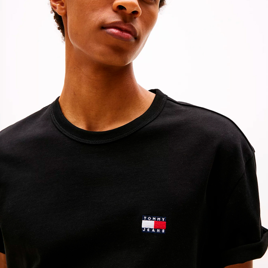 camiseta-de-cuello-redondo-con-parche-tonal camiseta-de-cuello-redondo-con-parche-tonal