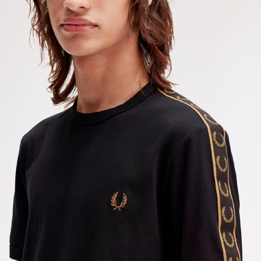 camiseta-com-estampa-de-fita-contrastante camiseta-com-estampa-de-fita-contrastante