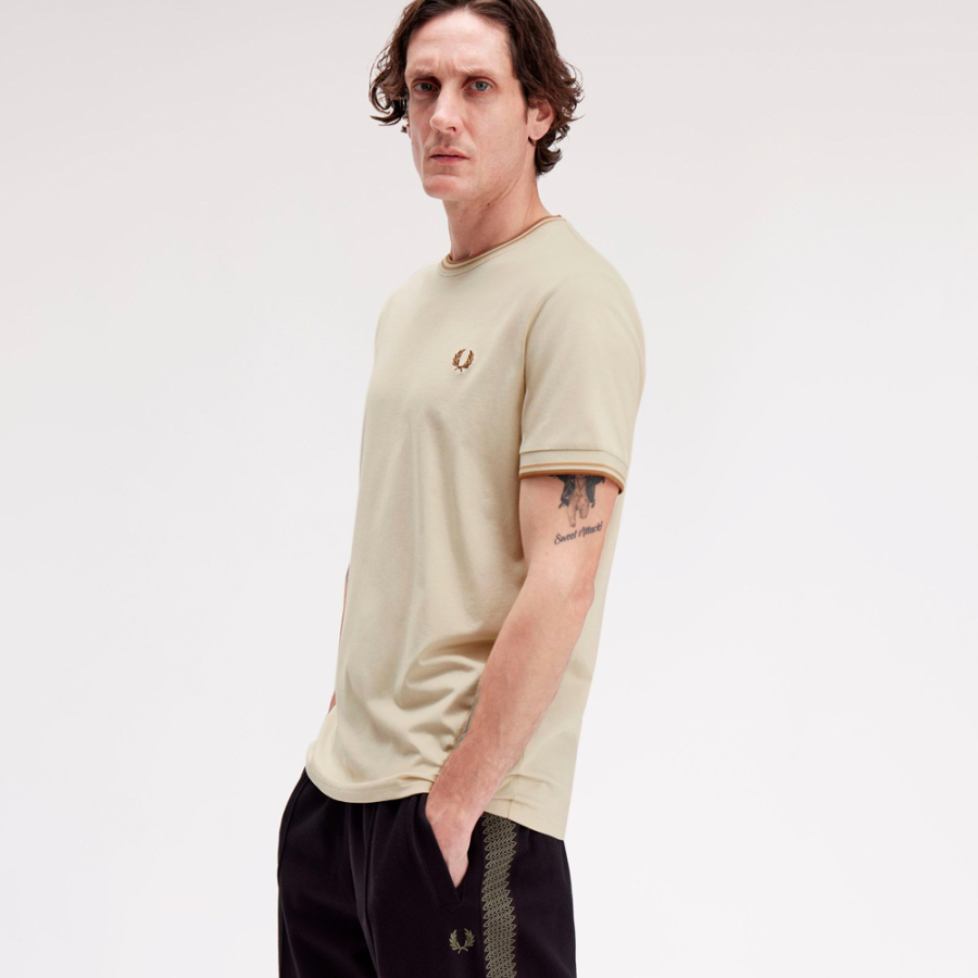 t-shirt-mit-doppelstreifen