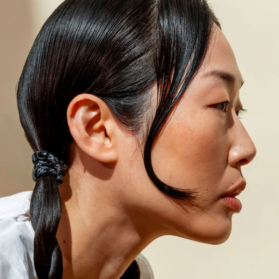 anthrazitgraues-glitzer-haargummi anthrazitgraues-glitzer-haargummi