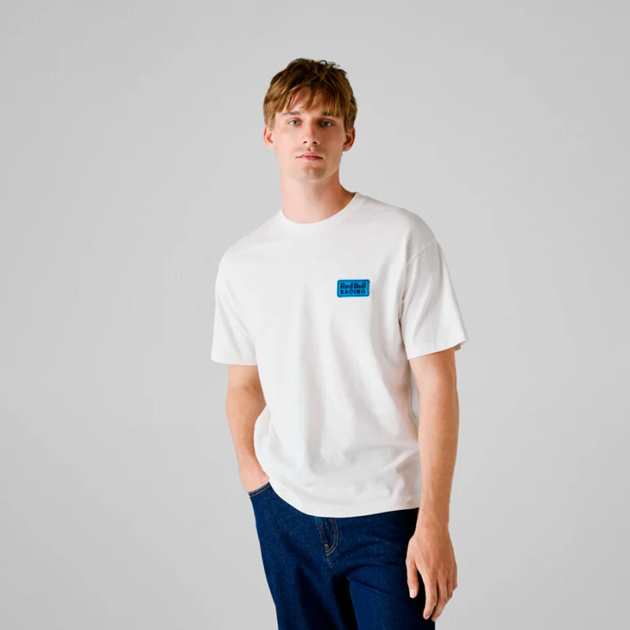 t-shirt-mit-bequemer-passform-und-bedruckter-ruckseite