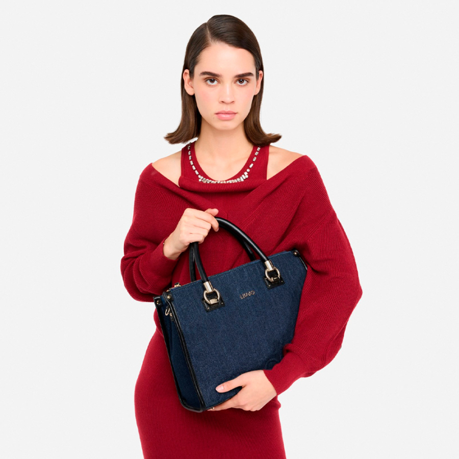 mittelgrosse-tragetasche-aus-denim mittelgrosse-tragetasche-aus-denim