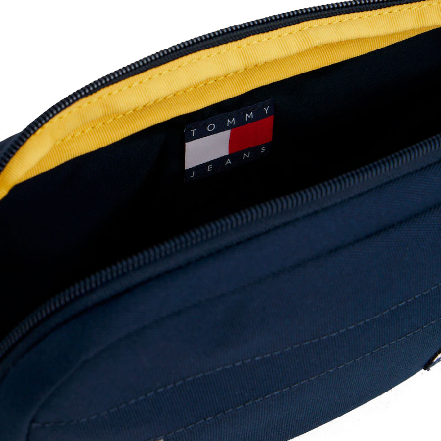 essential-gurteltasche-mit-aufschrift essential-gurteltasche-mit-aufschrift