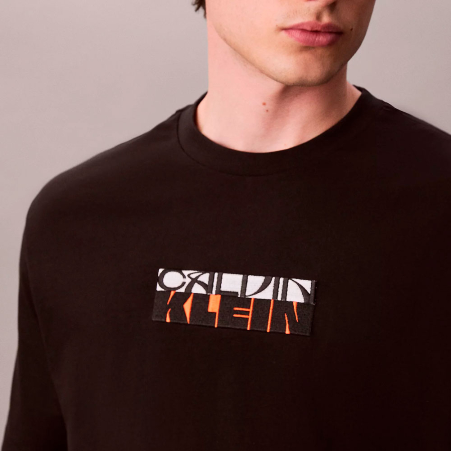 camiseta-folgada-com-logotipo-grafico-em-bloco