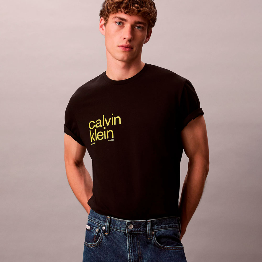 locker-sitzendes-t-shirt-mit-kreisgrafik