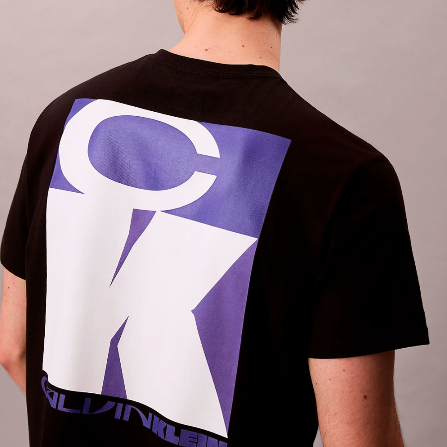 loose-fitting-tee-with-bold-graphic-logo