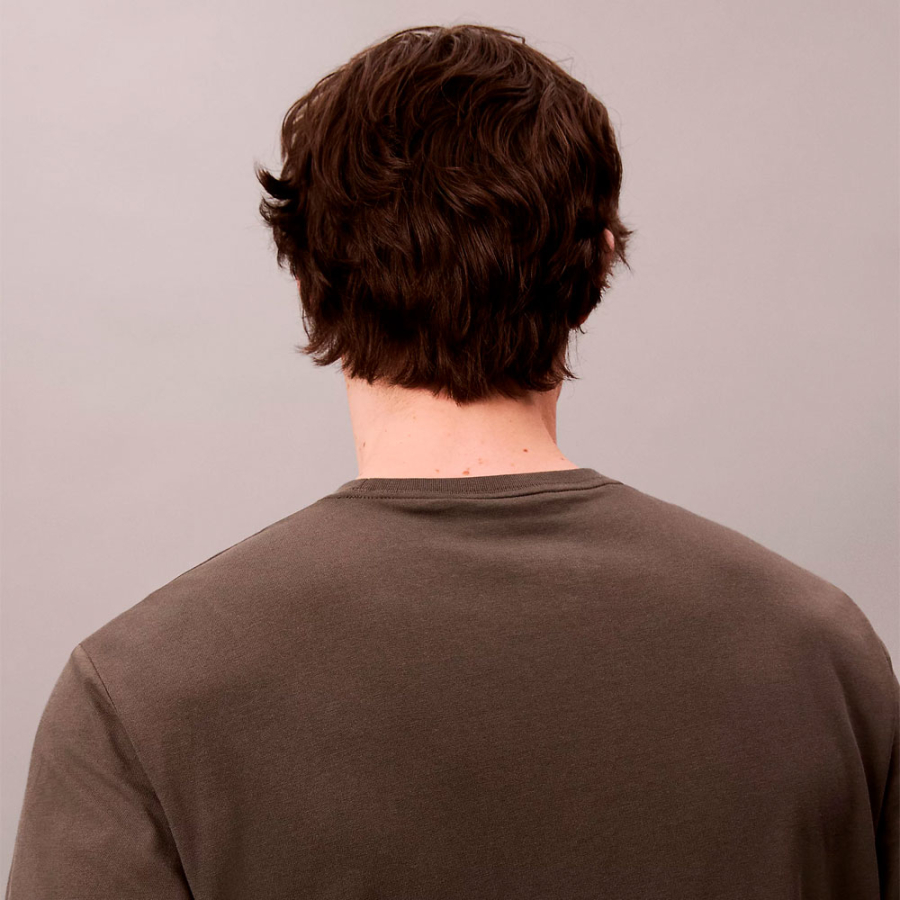 locker-sitzendes-t-shirt-mit-gesticktem-monogramm