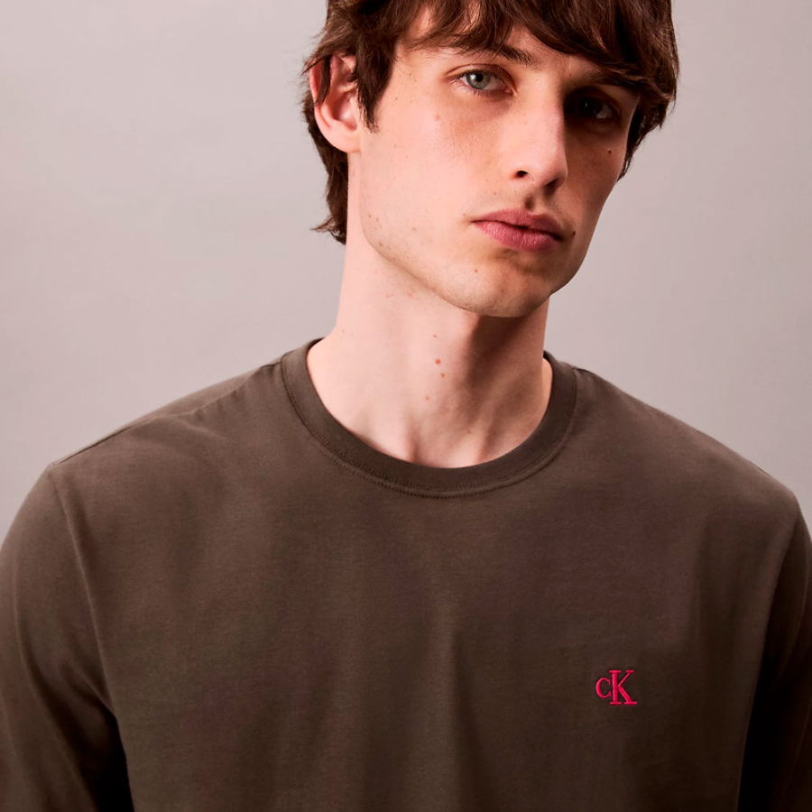 locker-sitzendes-t-shirt-mit-gesticktem-monogramm