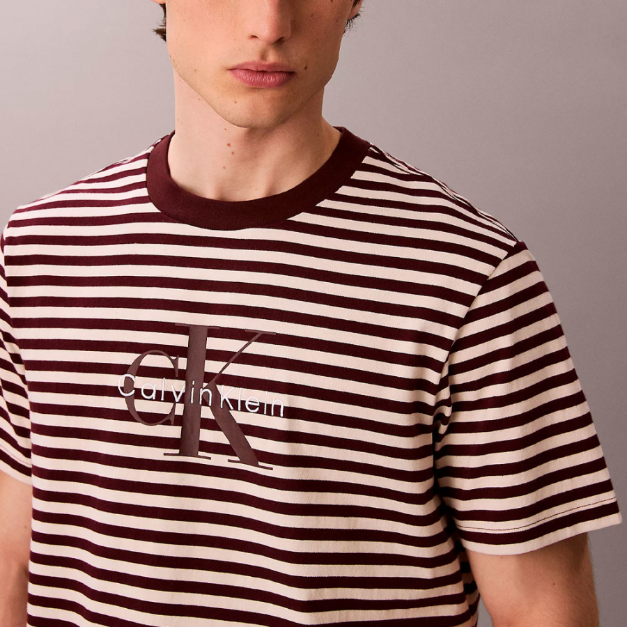 locker-sitzendes-gestreiftes-t-shirt-mit-monogramm-logo