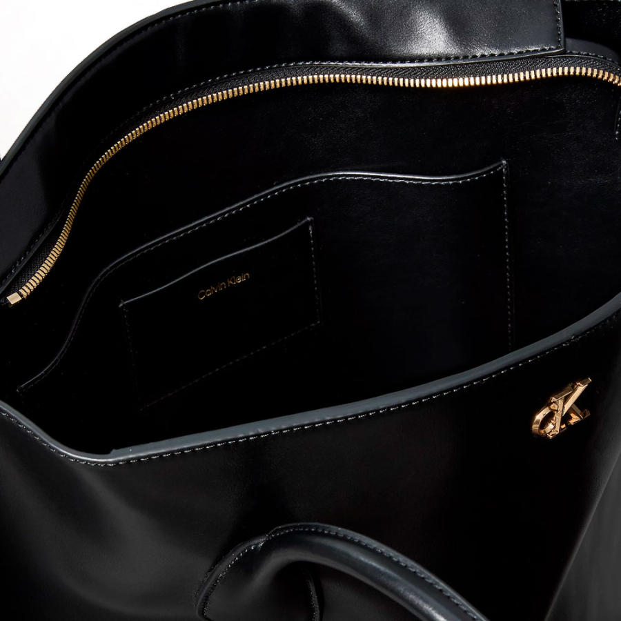 tragetasche-mit-monogramm-logo-hardware tragetasche-mit-monogramm-logo-hardware