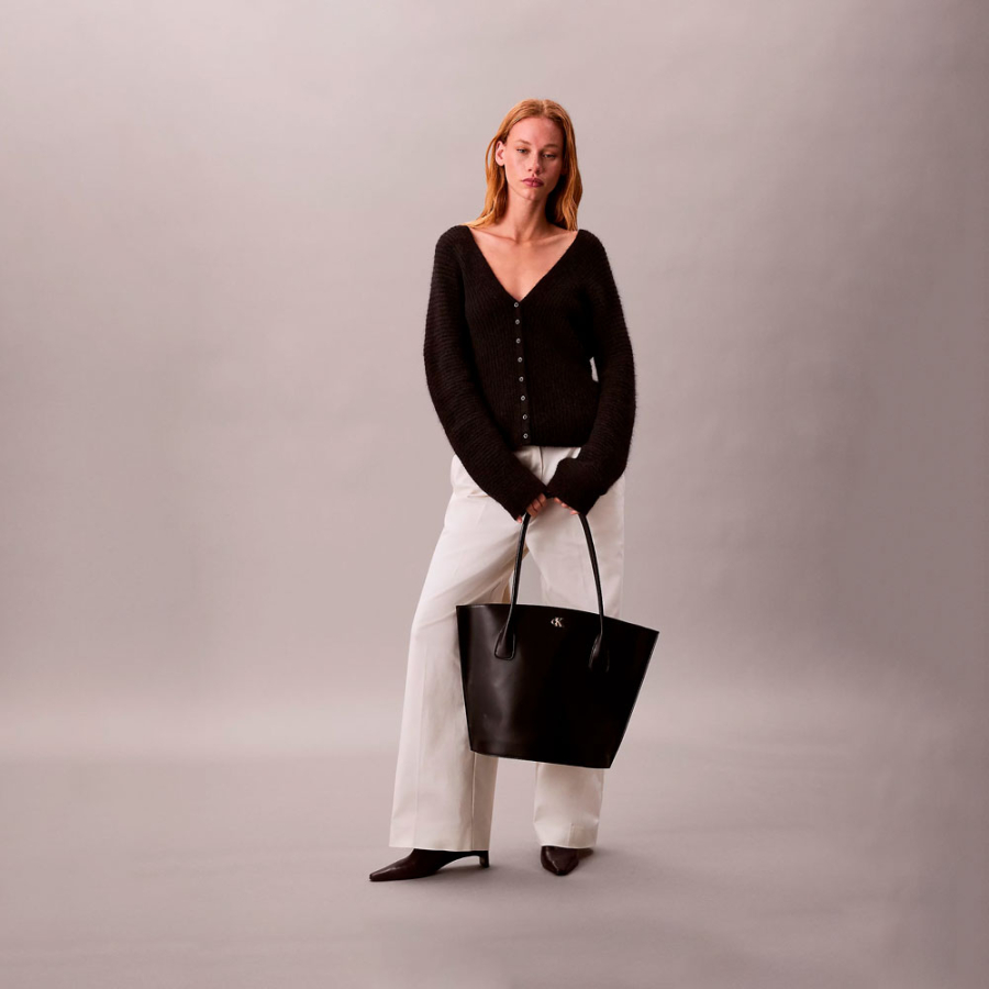 bolsa-tote-com-ferragens-de-logotipo-de-monograma