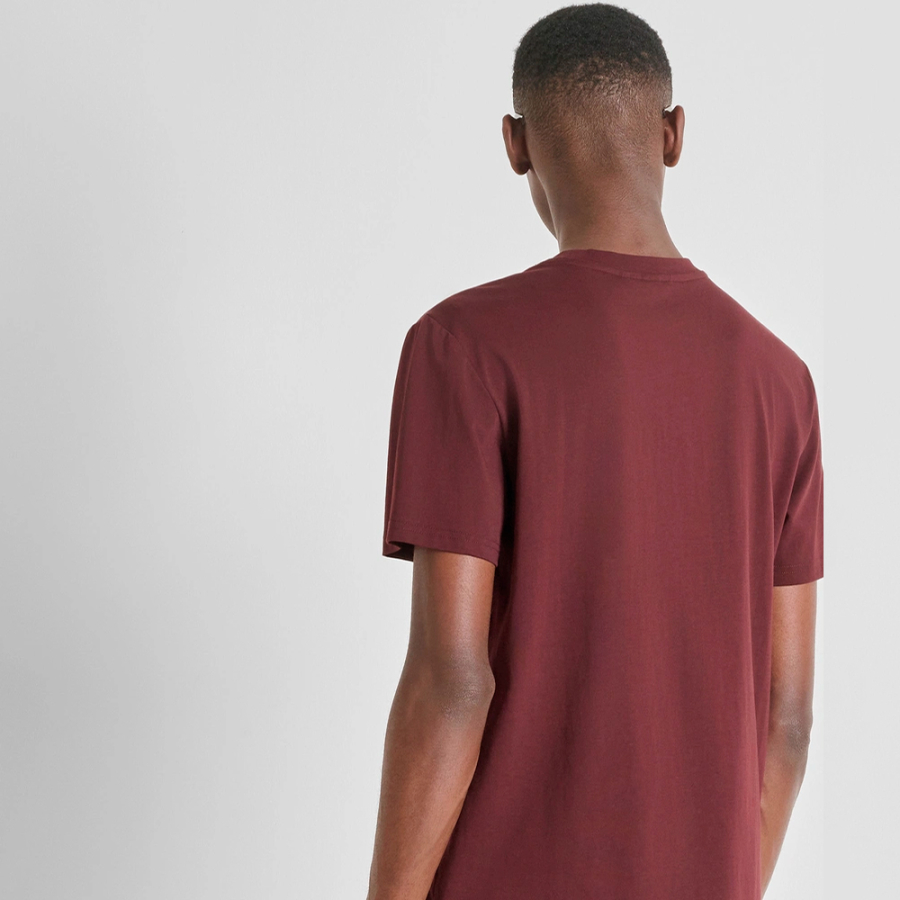 camiseta-regular-com-logotipo-estampado camiseta-regular-com-logotipo-estampado