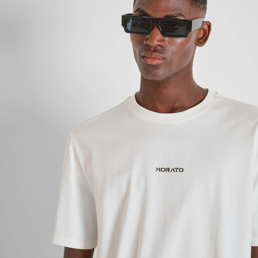 t-shirt-mit-logodruck-in-schwammopf-optik