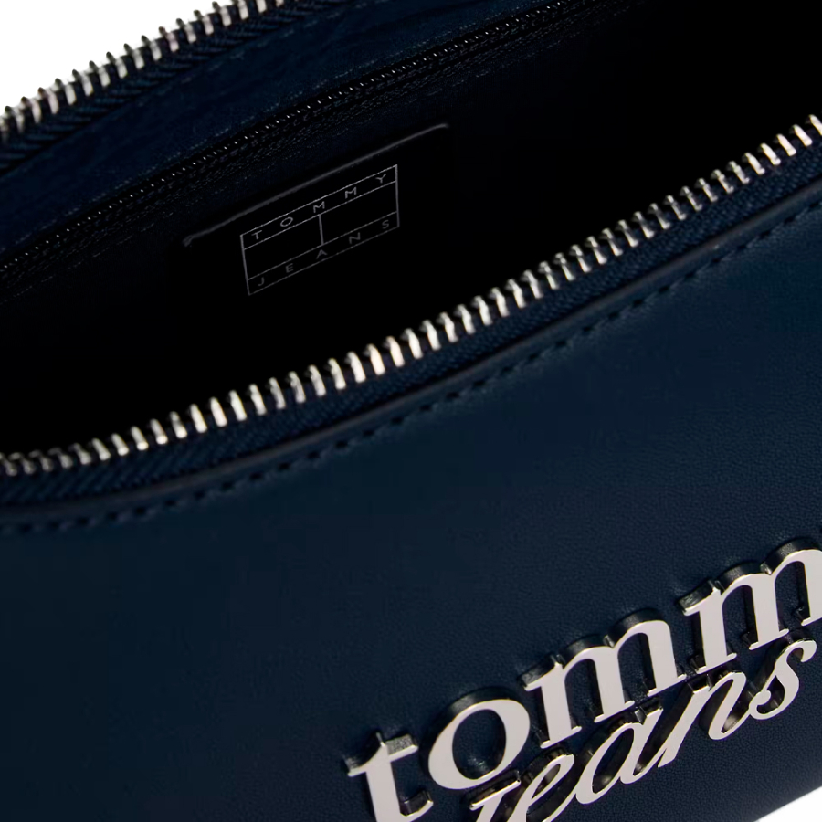 bolso-de-hombro-con-logo-metalico bolso-de-hombro-con-logo-metalico